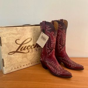 Lucchese Red Burnished Ranch Hand
Shaft: 13"
Heel: 1.5"
Width: B